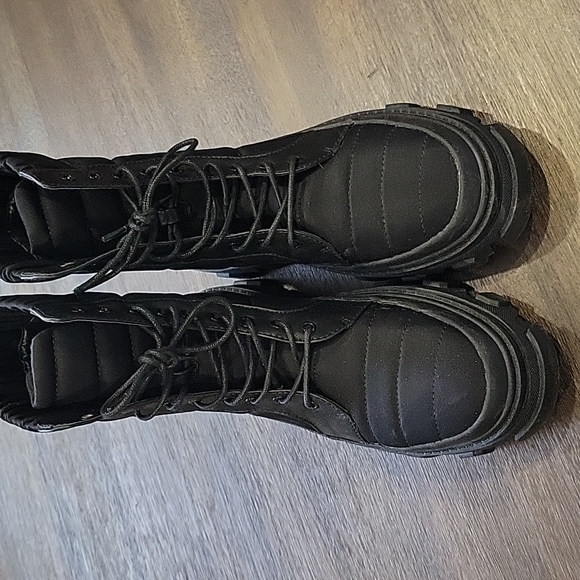 EUC Forever 21 Black Combat Chelsea Boots Size 8 - Picture 2 of 6